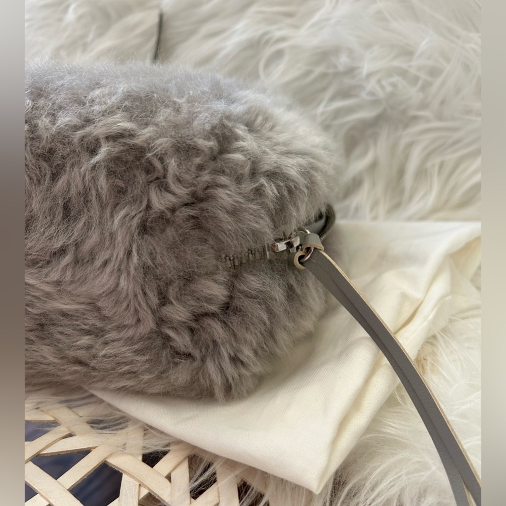 Balenciaga Papier in Mouton & Leather
With dust bag, original strap crossbody - Picture 10 of 16